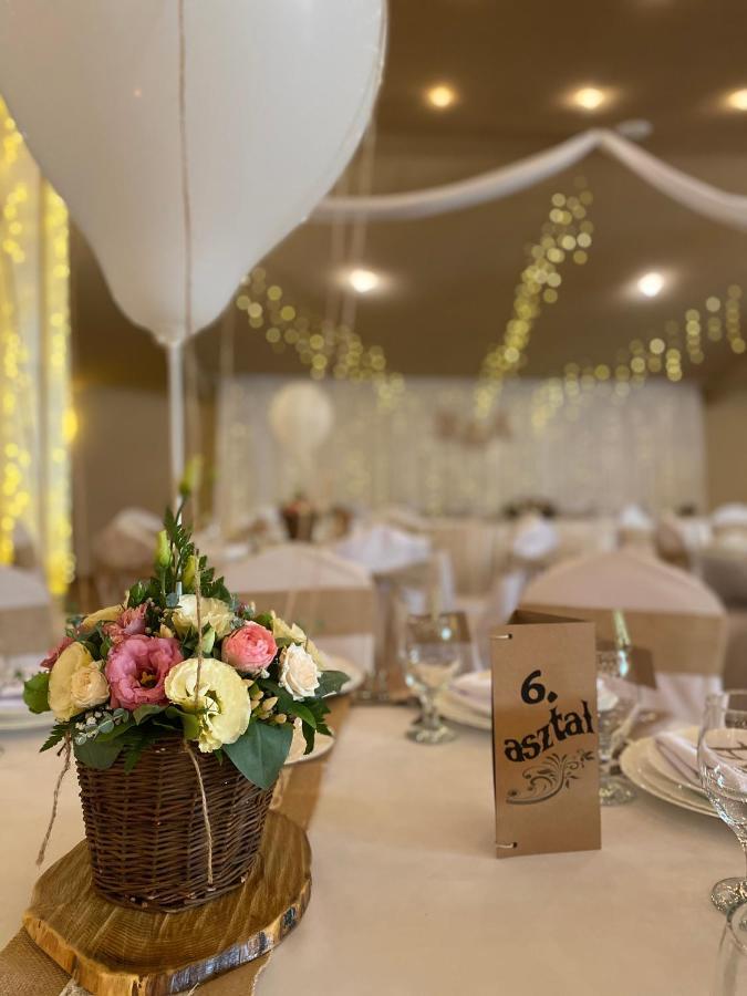 Malom Club Panzio Bed & Breakfast บายา ภายนอก รูปภาพ