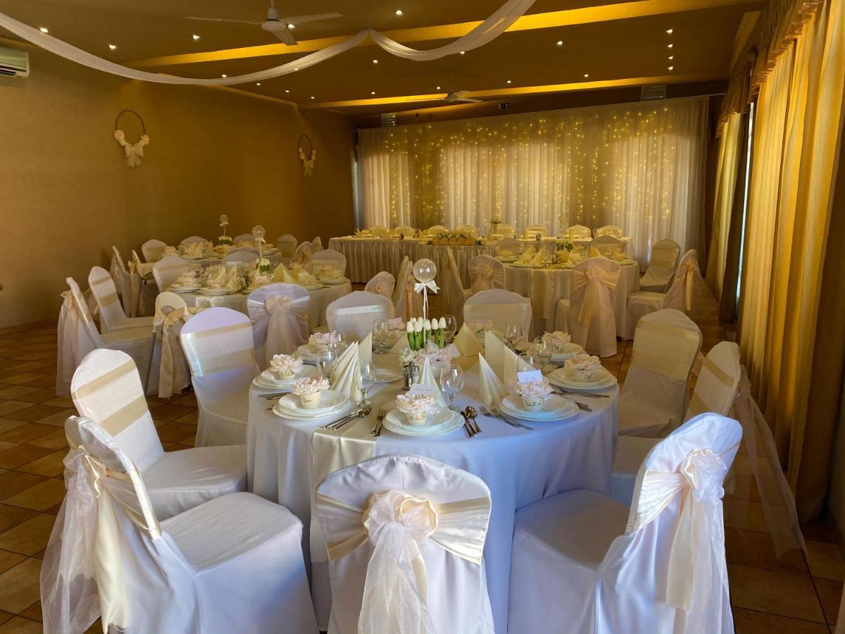 Malom Club Panzio Bed & Breakfast บายา ภายนอก รูปภาพ