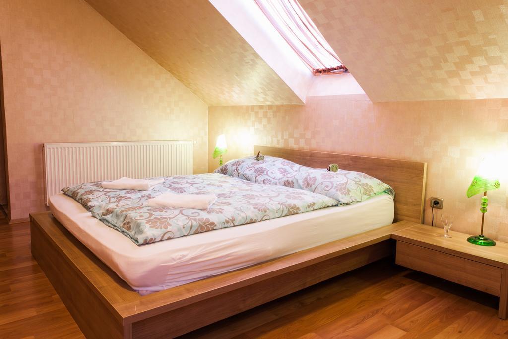 Malom Club Panzio Bed & Breakfast บายา ภายนอก รูปภาพ