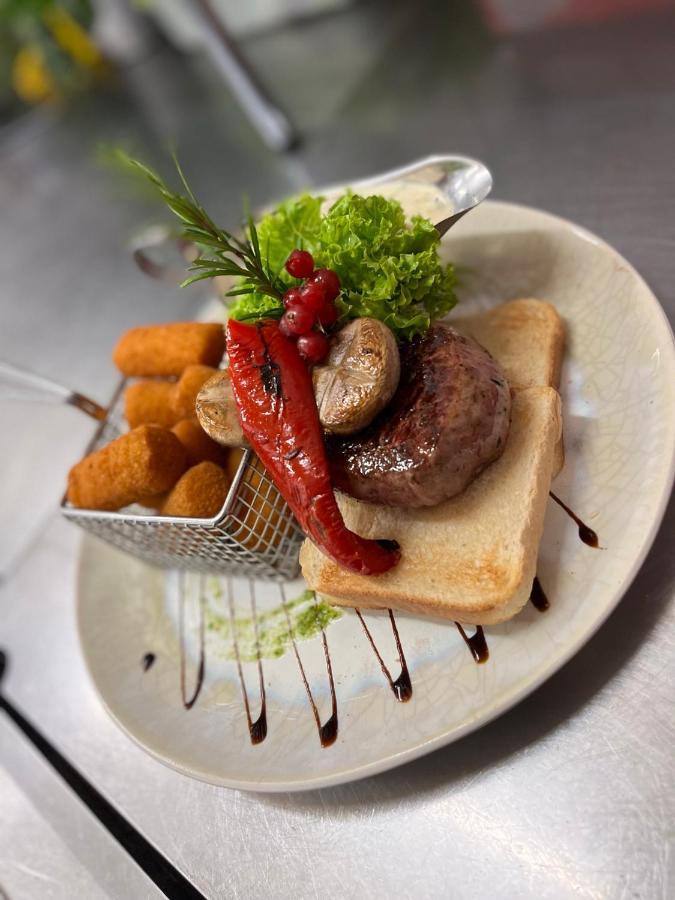 Malom Club Panzio Bed & Breakfast บายา ภายนอก รูปภาพ