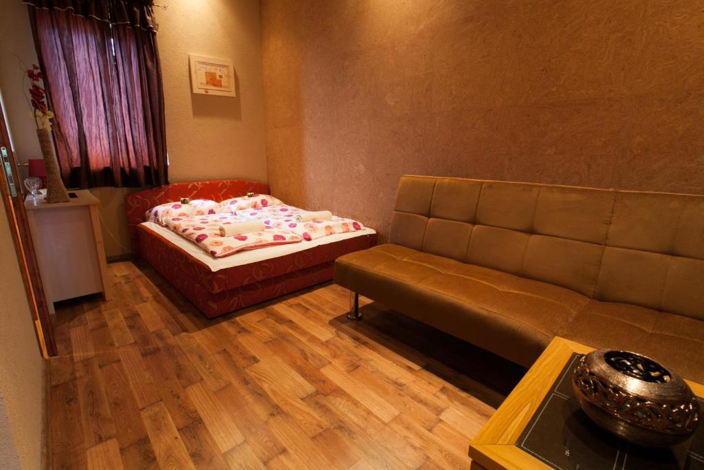 Malom Club Panzio Bed & Breakfast บายา ภายนอก รูปภาพ
