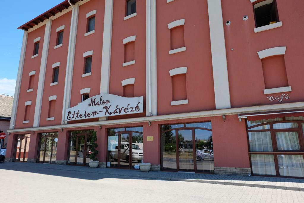Malom Club Panzio Bed & Breakfast บายา ภายนอก รูปภาพ