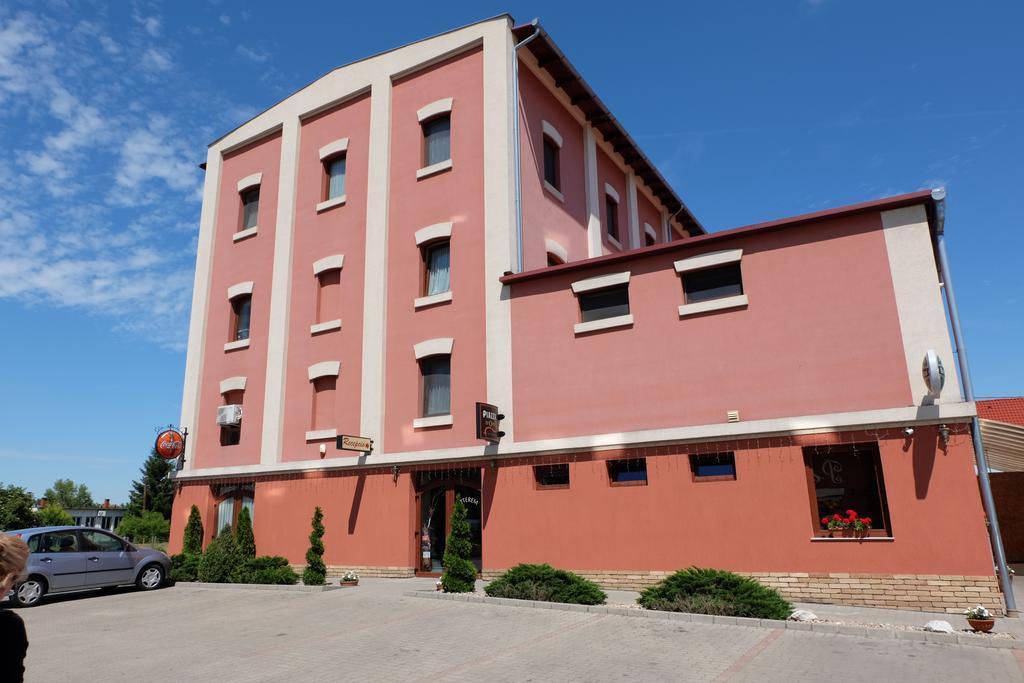 Malom Club Panzio Bed & Breakfast บายา ภายนอก รูปภาพ